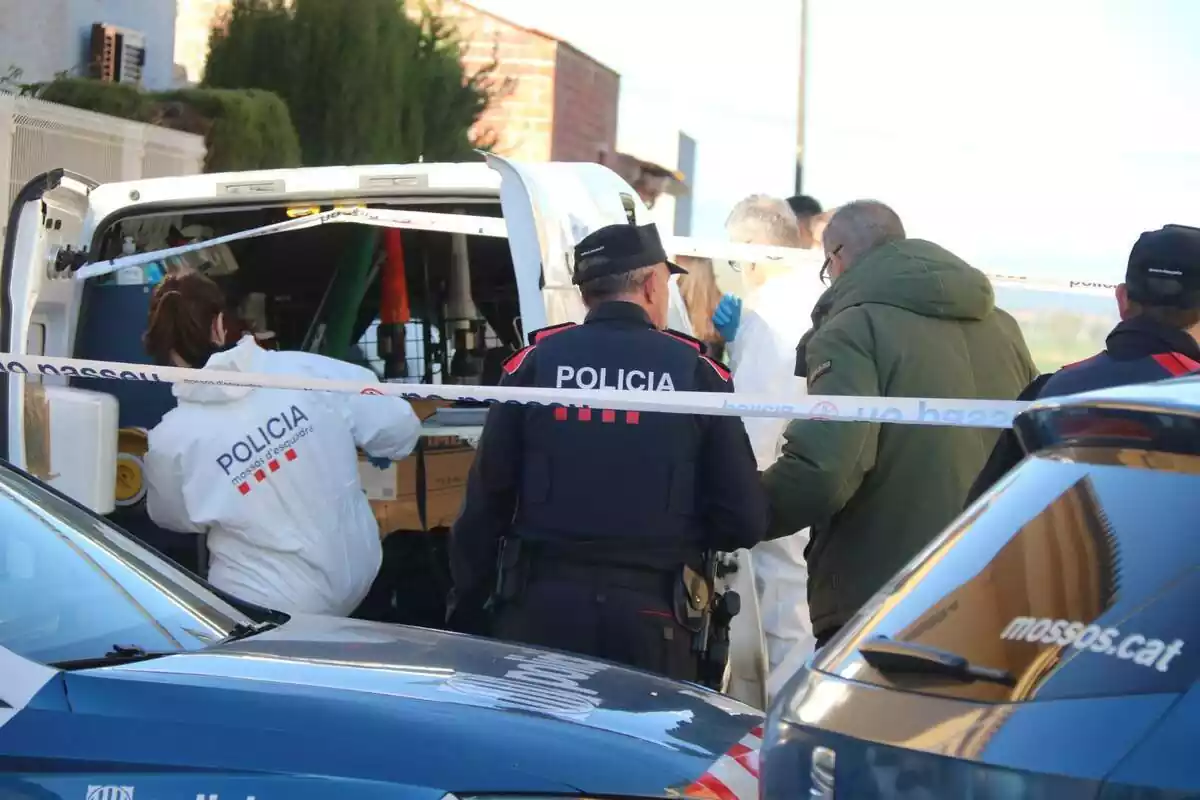Foto de agentes de los Mossos d'Esquadra en el lugar del crimen en Bellcaire d'Empordà