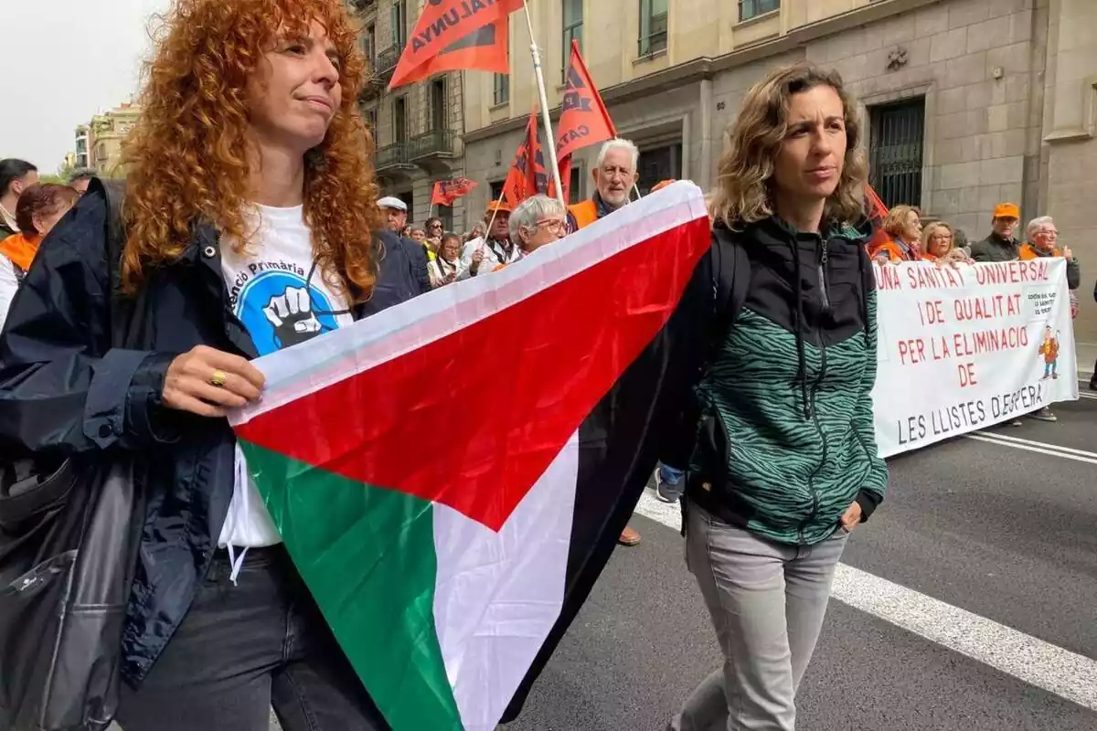 Manifestación de la CUP por sanidad con la bandera de Palestina