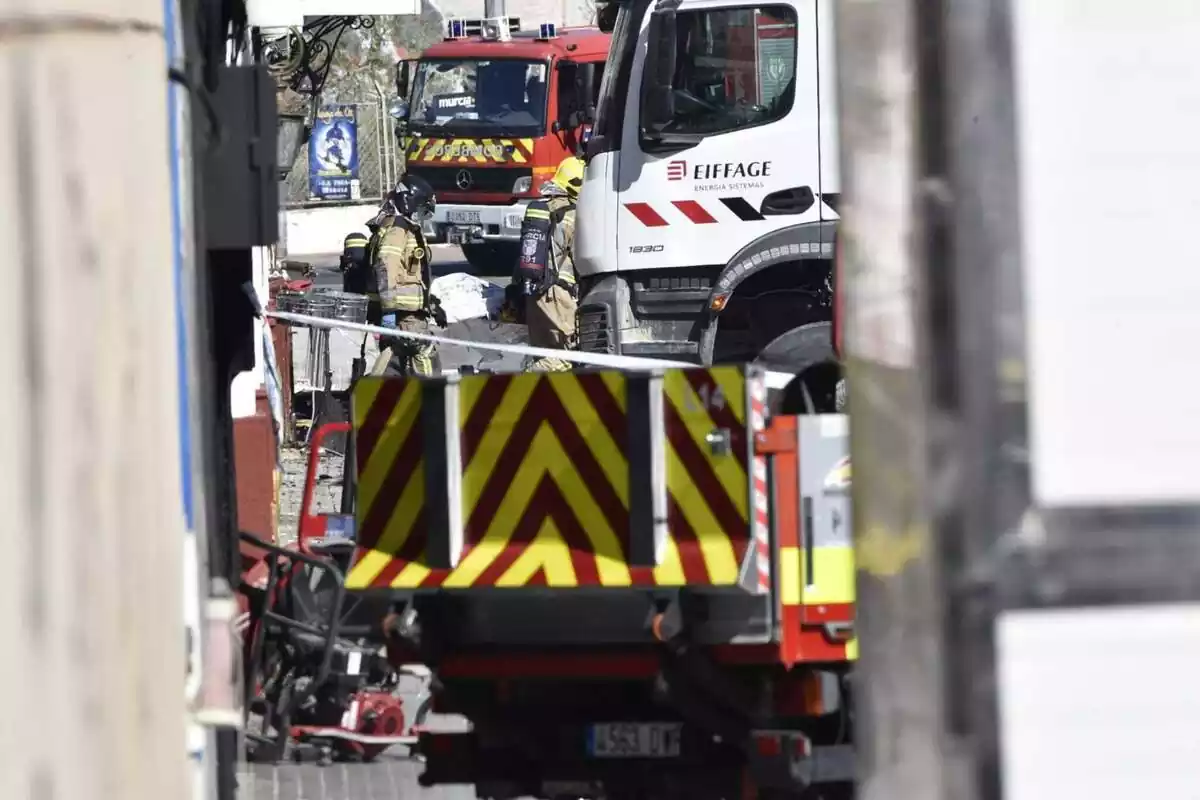 Foto de los bomberos en la zona afectada por el incendio de una discoteca en Murcia