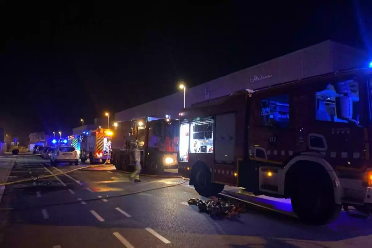 Foto de Bombers de la Generalitat en el incendio de una nave industrial en Sant Joan Despí