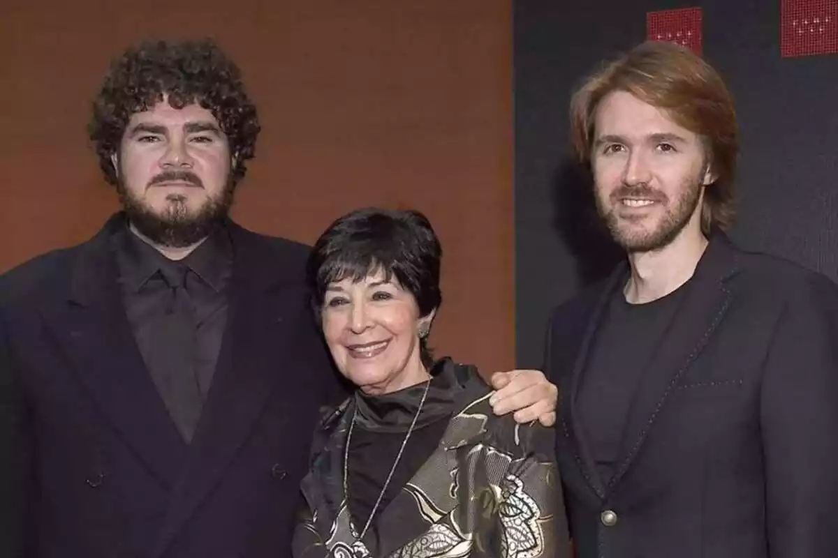 Foto de la actriz Concha Velasco sonriendo junto a sus dos hijos, Manuel y Paco