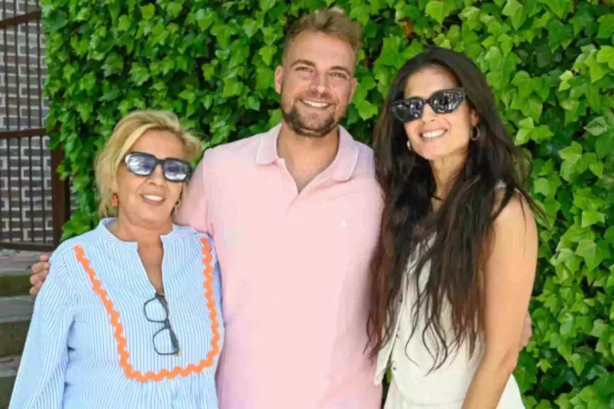 Carmen Borrego, su hijo José María Almoguera y María La Jerezana sonríen al aire libre frente a una pared cubierta de hojas verdes Carmen Borrego, su hijo José María Almoguera y María La Jerezana sonríen al aire libre frente a una pared cubierta de hojas verdes