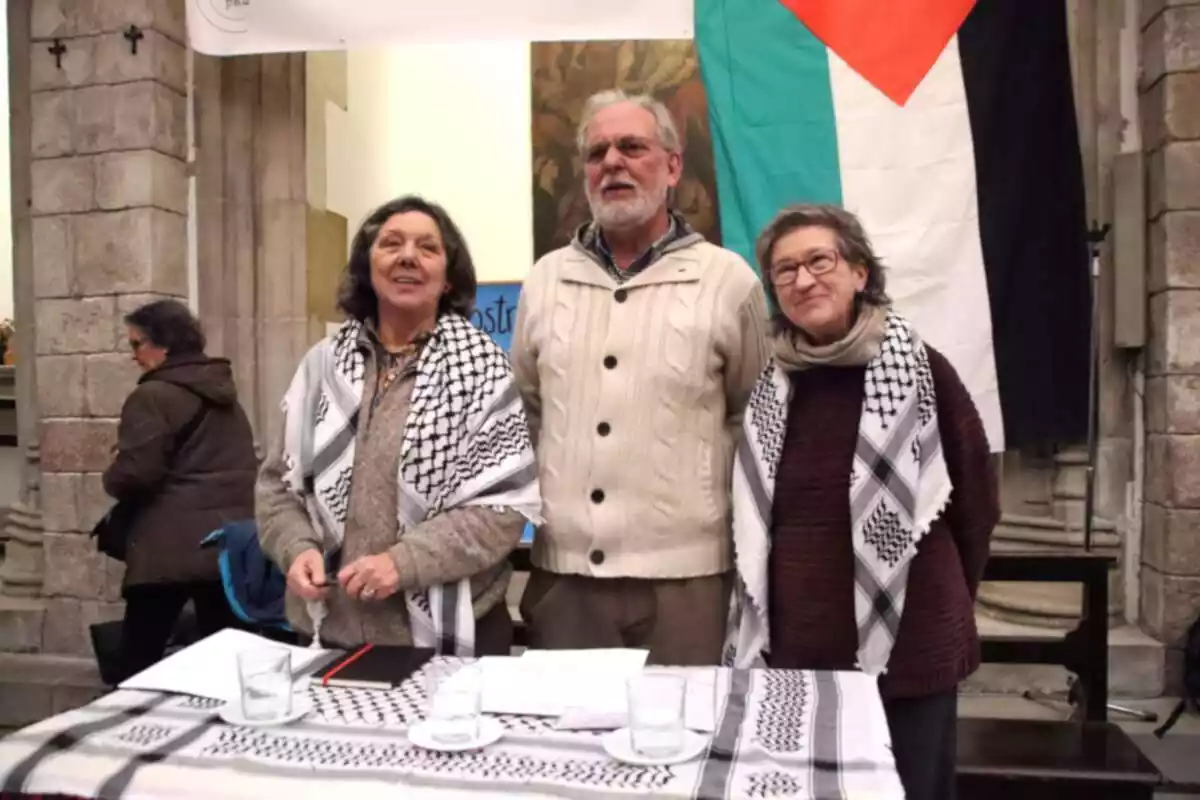 Foto de Gabriela Serra, exdiputada en el Parlament de la CUP, junto a dos activistas más anunciando la huelga de hambre en Barcelona por la paz en Palestina