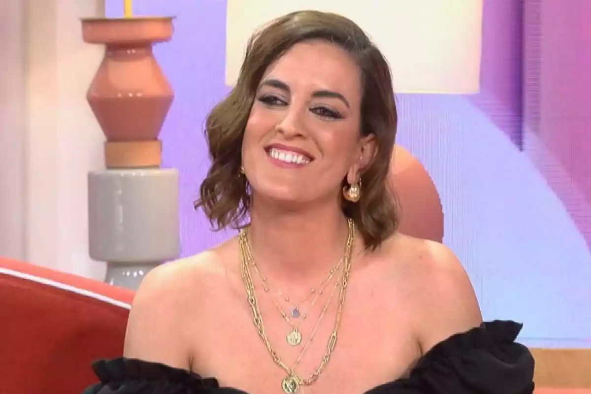 Foto de Instagram de Leticia Requejo donde se la ve en el programa Tardear con joyeria dorada, un vestido negro y una gran sonrisa Foto de Instagram de Leticia Requejo donde se la ve en el programa Tardear con joyeria dorada, un vestido negro y una gran sonrisa