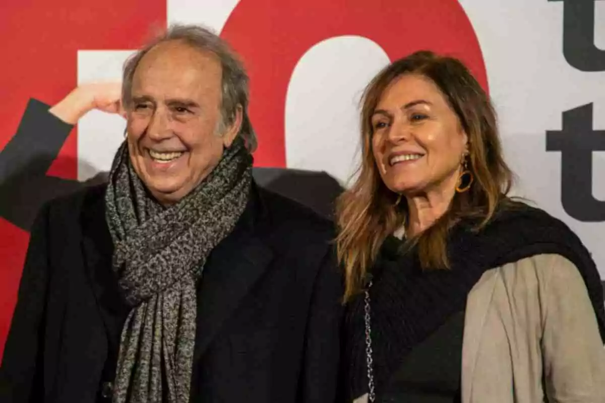 Joan Manuel Serrat y su mujer Candela Tiffón sonriendo posando frente a un fondo con letras grandes. Joan Manuel Serrat y su mujer Candela Tiffón sonriendo posando frente a un fondo con letras grandes.