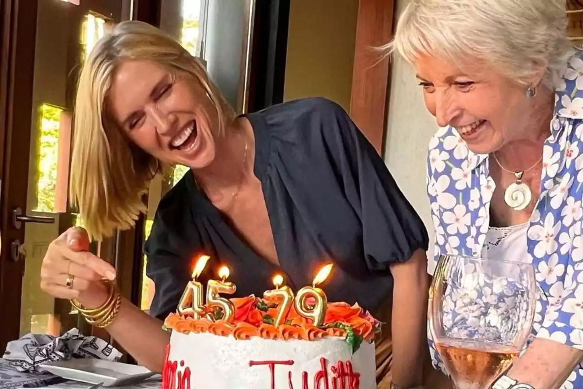 Foto de Judit Mascó y su madre celebrando su cumpleaños sonriendo felices con una tarta