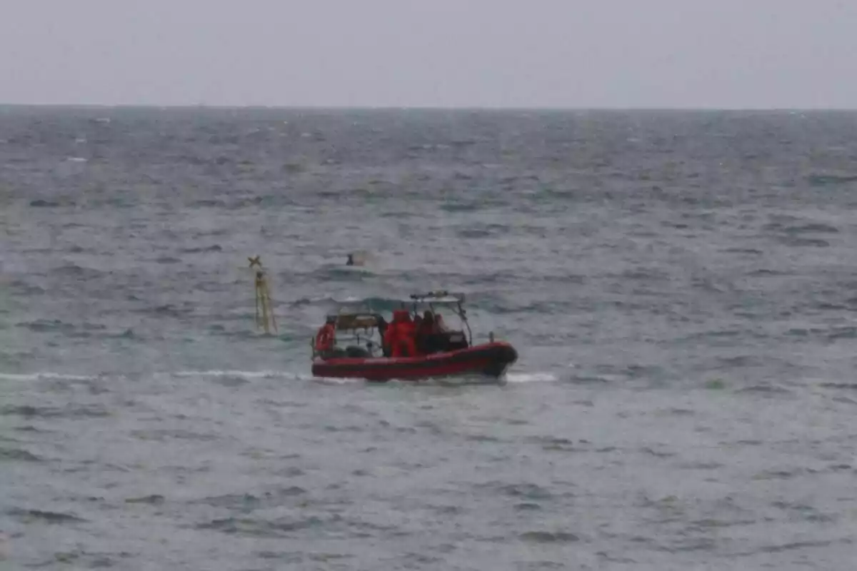 Foto de la barca de la Unidad Subacuática de los Mossos d'Esquadra tras el hallazgo del cadáver debajo del agua en Barcelona