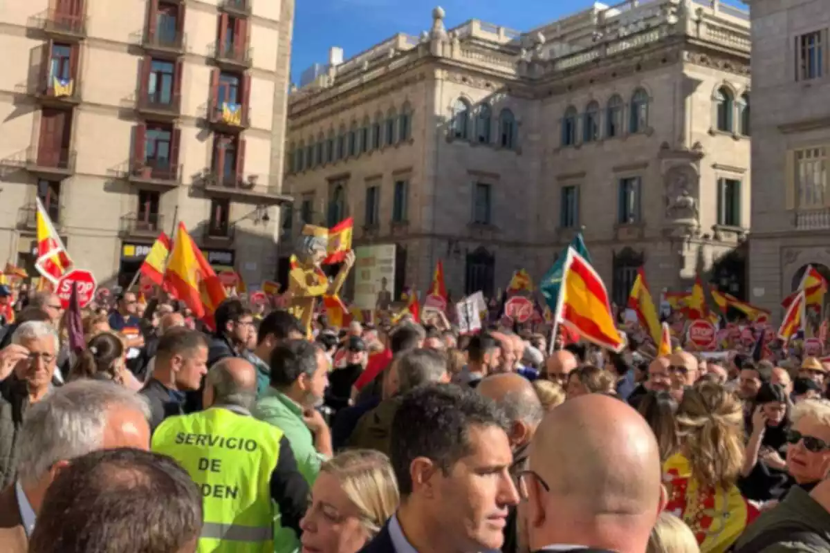 Foto de la concentración en la plaza Sant Jaume de Barcelona en contra de la ley de amnistía