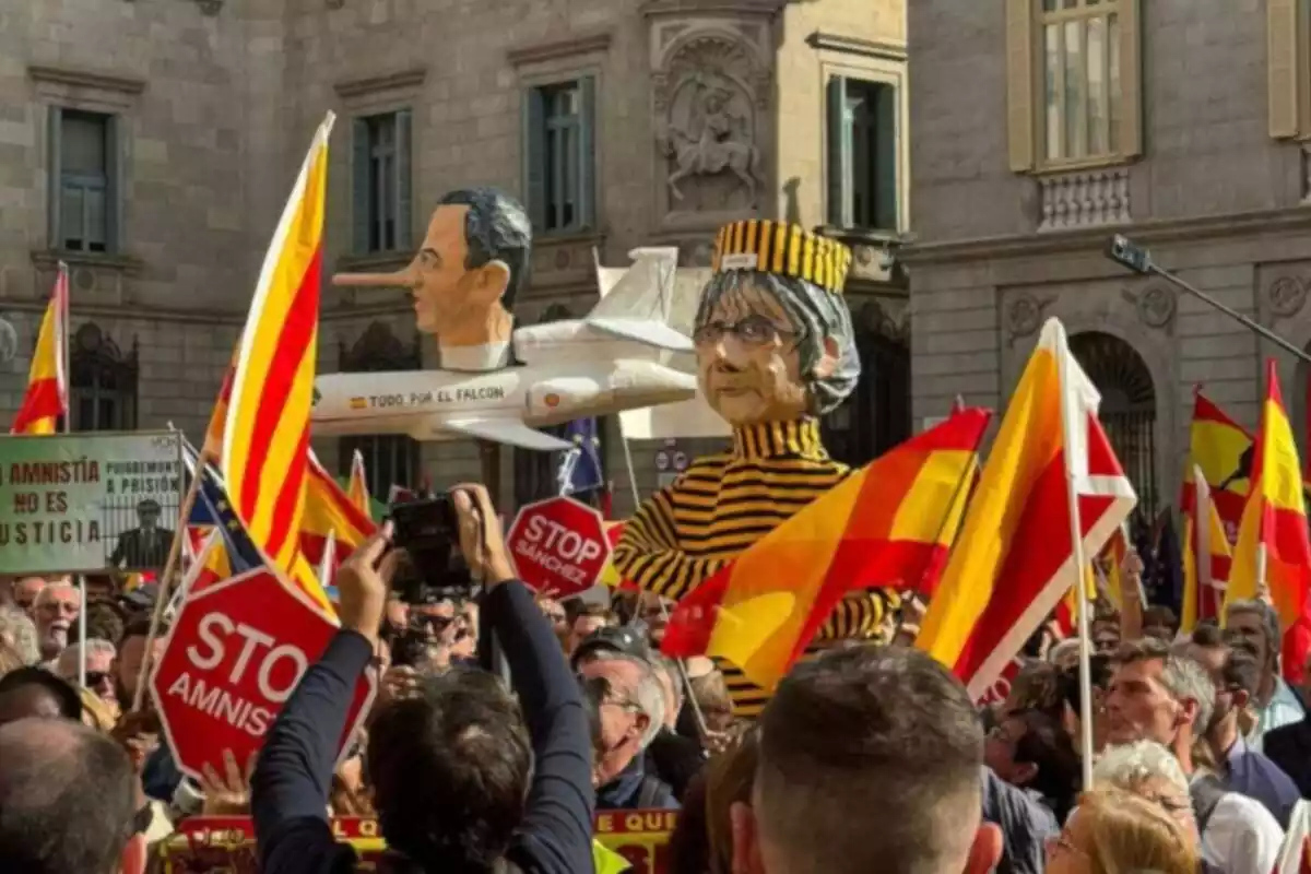 Foto de la manifestación del 10 de marzo de 2024 en plaza Sant Jaume de Barcelona en contra de la amnistía