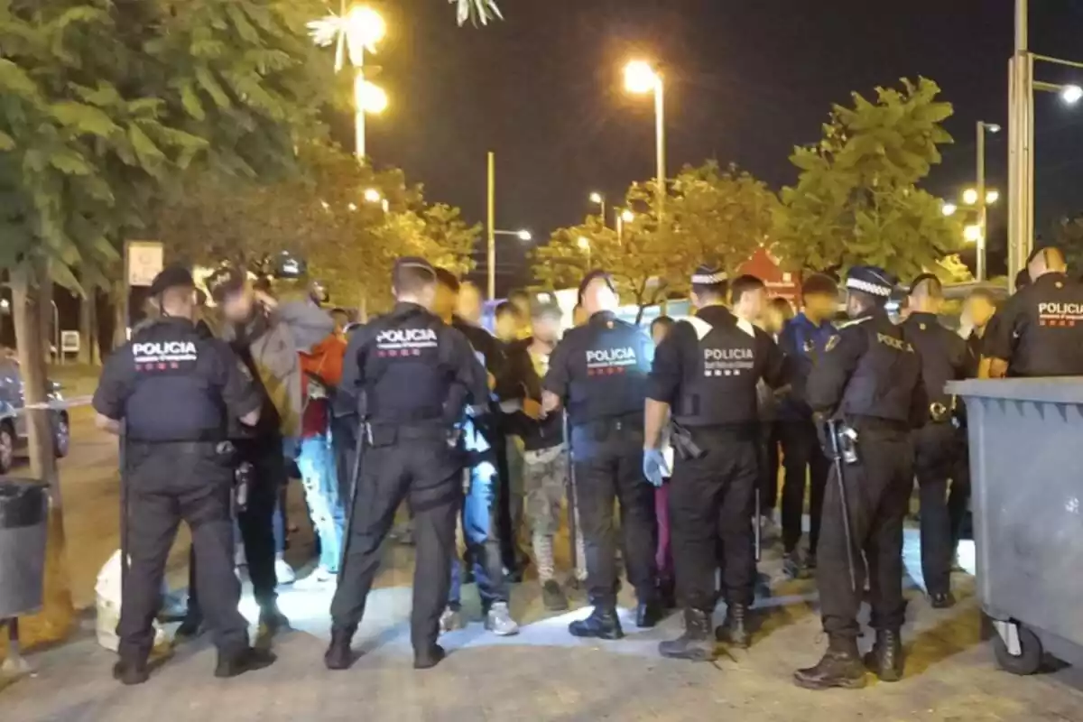 Foto de los agentes de los Mossos identificando personas en las fiestas de Sant Feliu de Llobregat