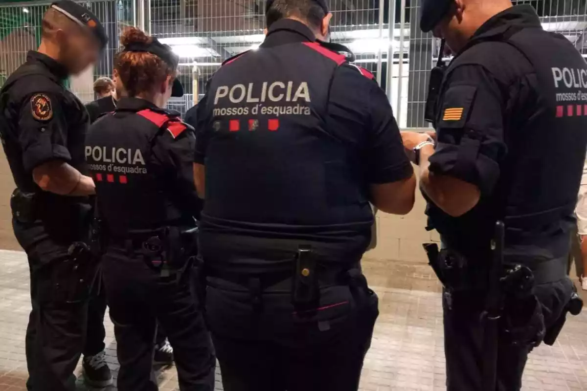 Foto de cuatro agentes del dispositivo policial de los Mossos en Sant Feliu de Llobregat de espaldas