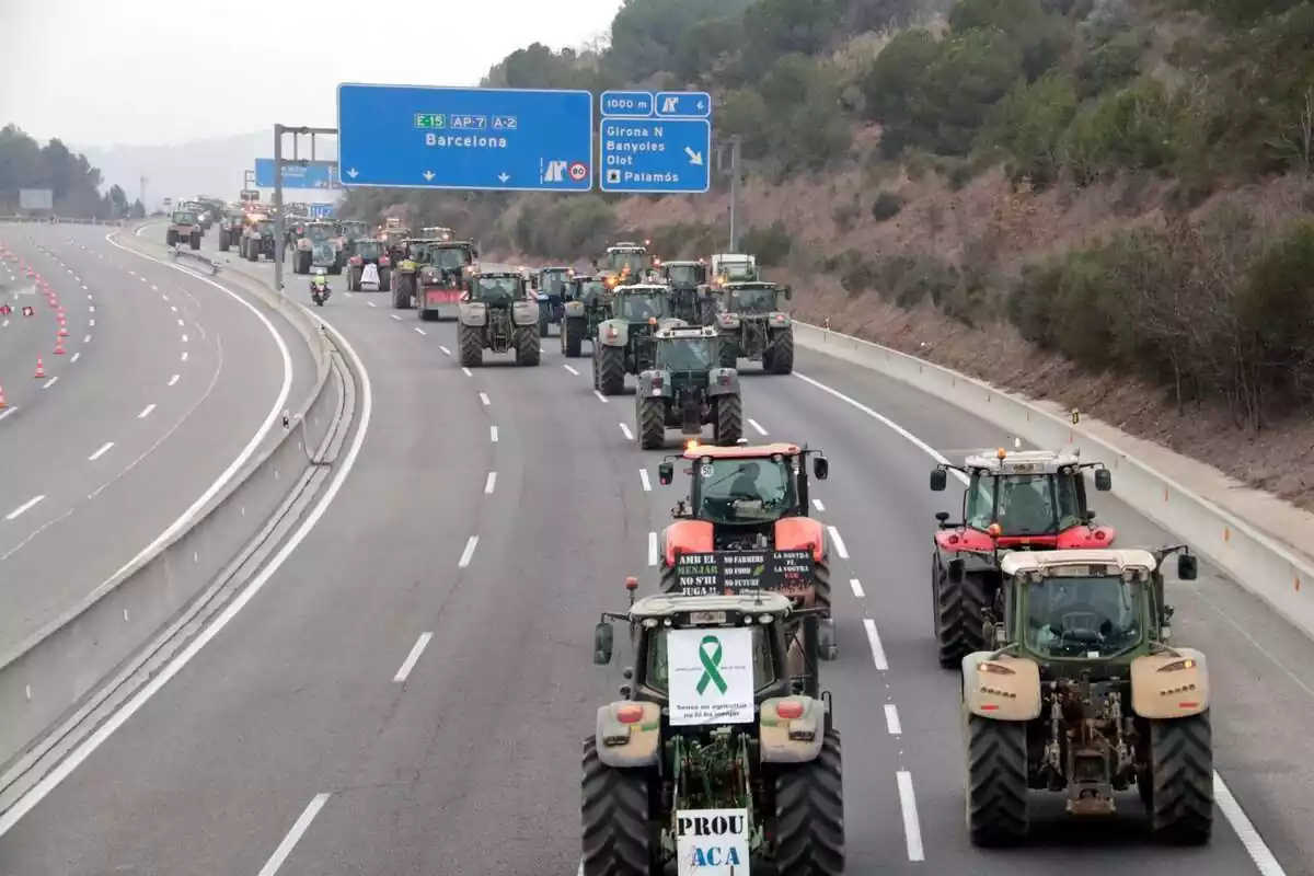 Foto de los agricultores con tractores dirigiéndose a Barcelona el miércoles, 7 de febrero