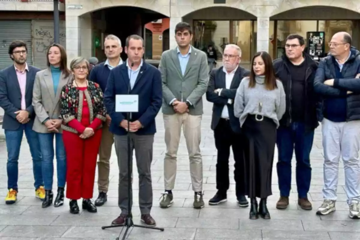 Foto de los alcaldes de Junts del Maresme juntos mostrando su apoyo a Marc Buch, alcalde de Calella, el miércoles, 13 de diciembre