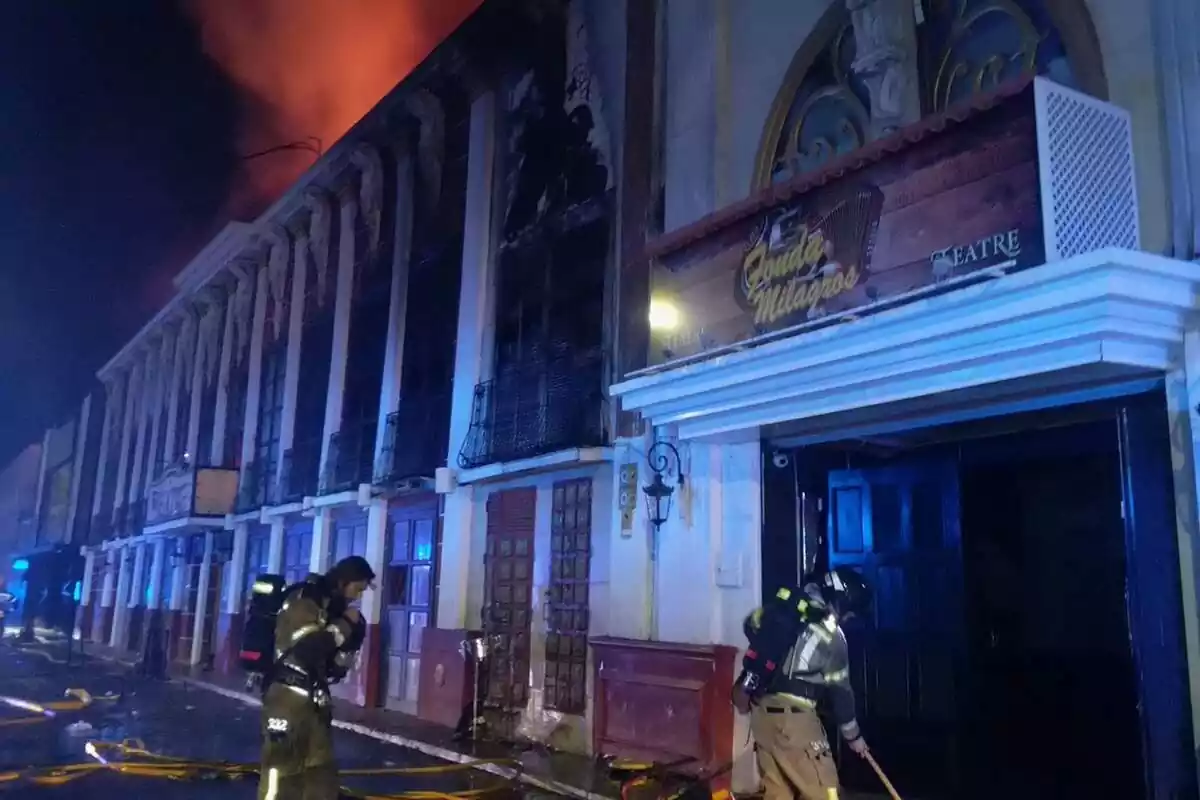 Foto de los Bomberos de Murcia apagando el incendio de la discoteca Teatre