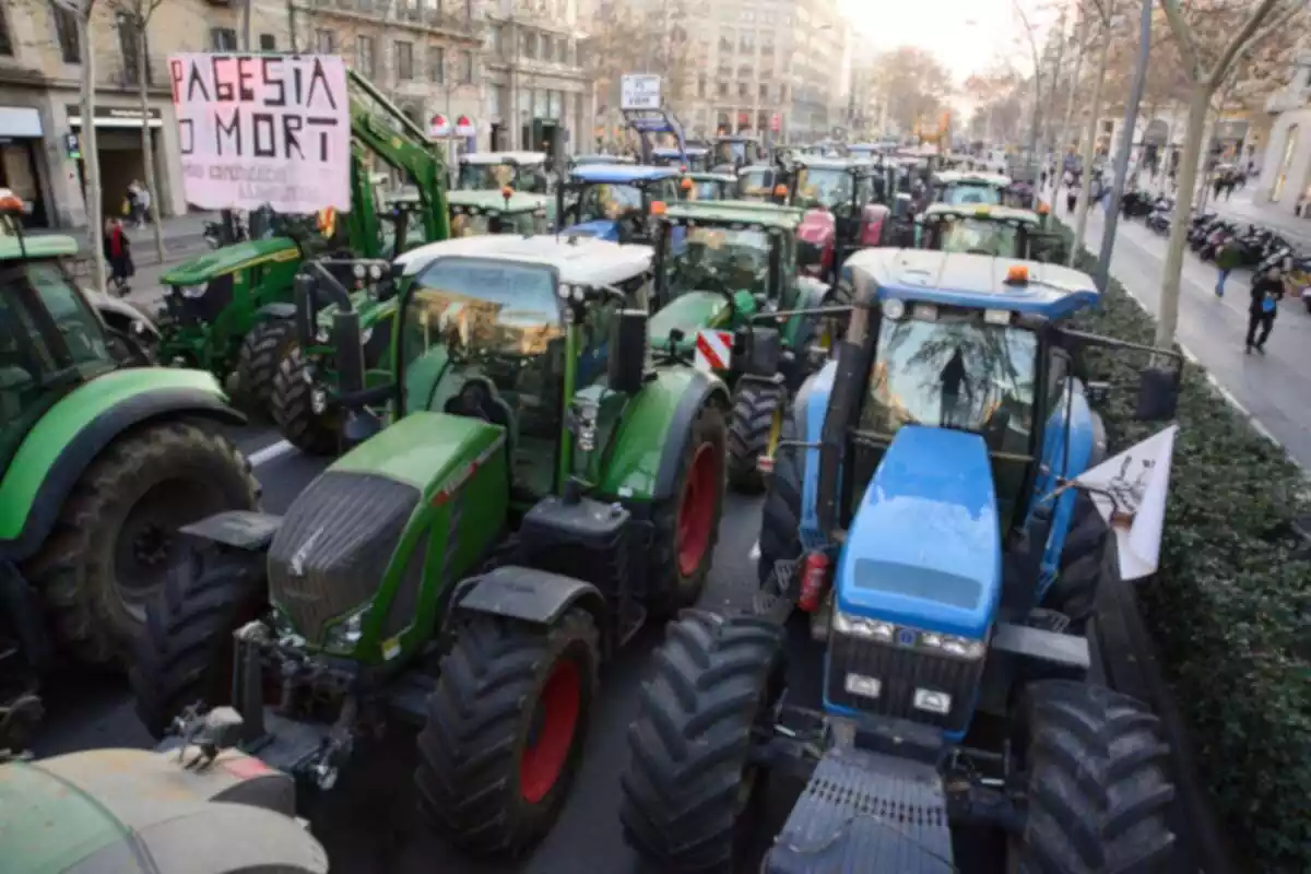 Foto de los tractores cortando las carreteras de acceso en Barcelona