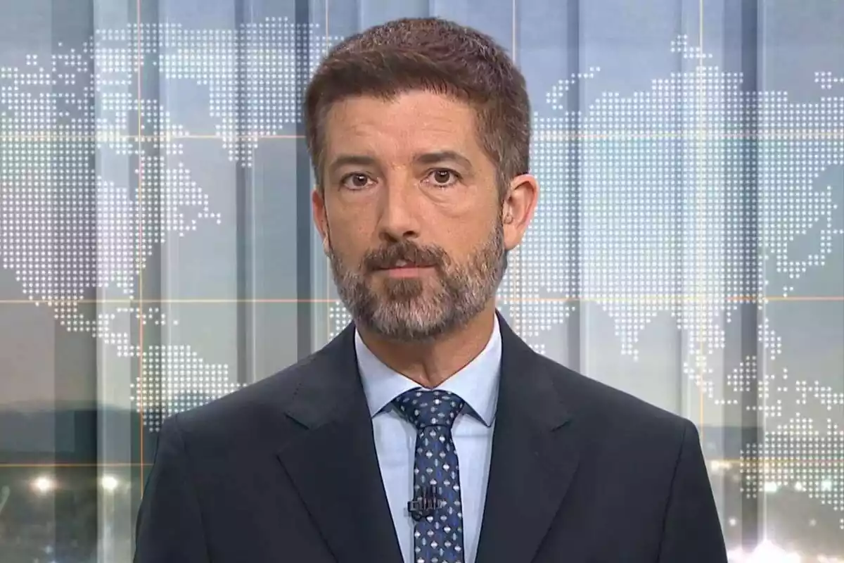 Foto de Toni Cruanyes presentando el 'TN Vespre' en TV3. Foto de Toni Cruanyes presentando el 'TN Vespre' en TV3.