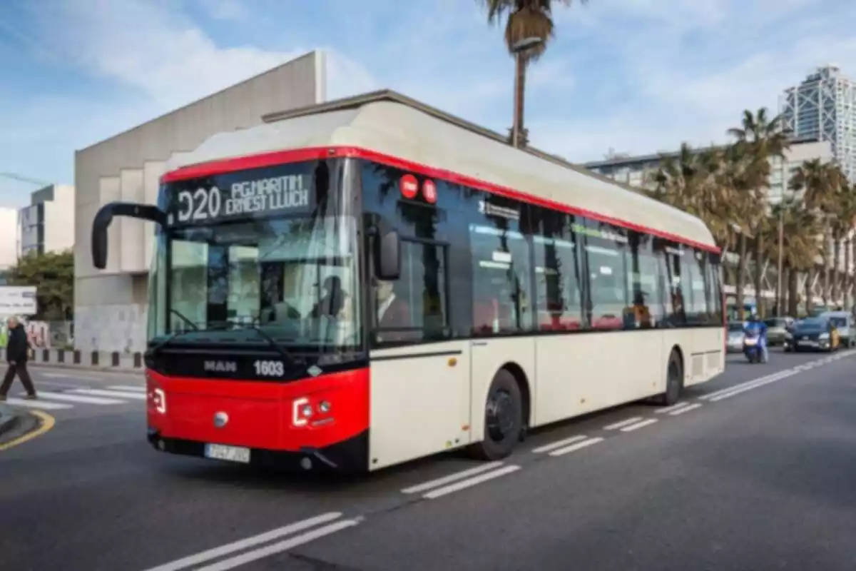 Foto de un autobús de TMB circulando por Barcelona