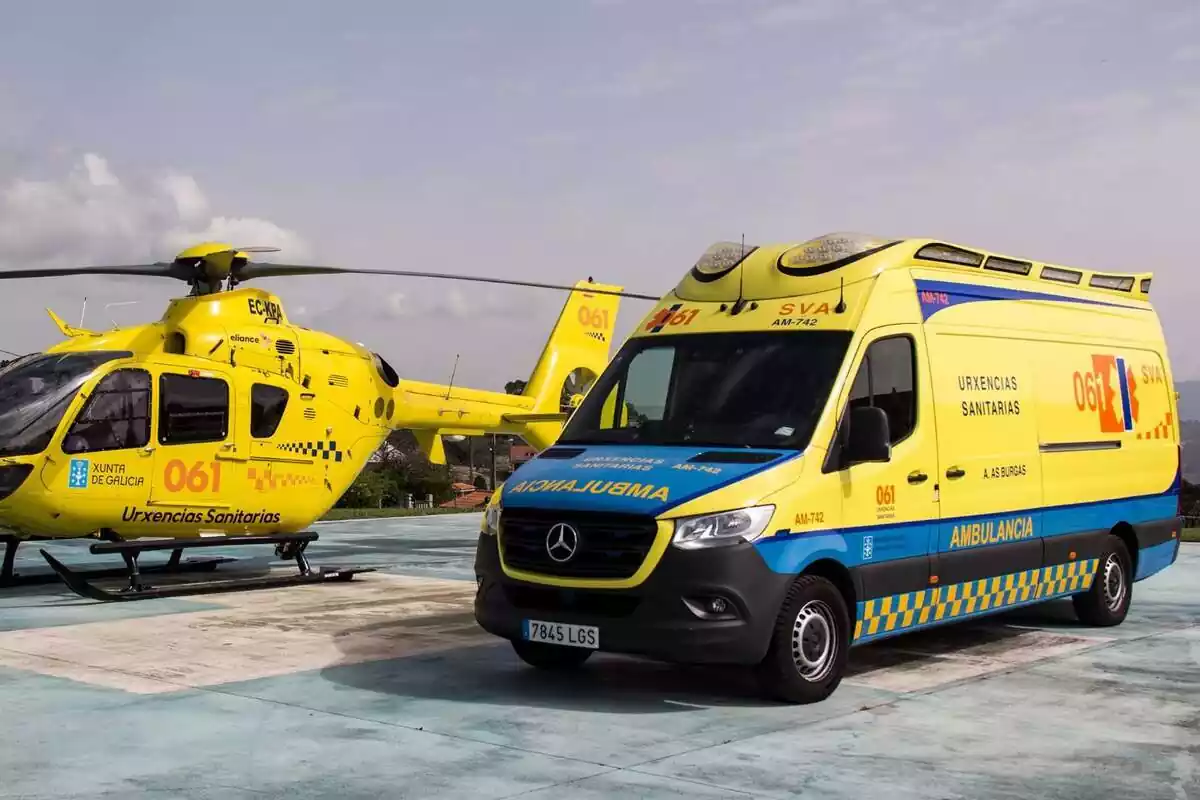 Foto de una ambulancia de Urxencias Sanitarias de Galicia y una ambulancia aparcadas