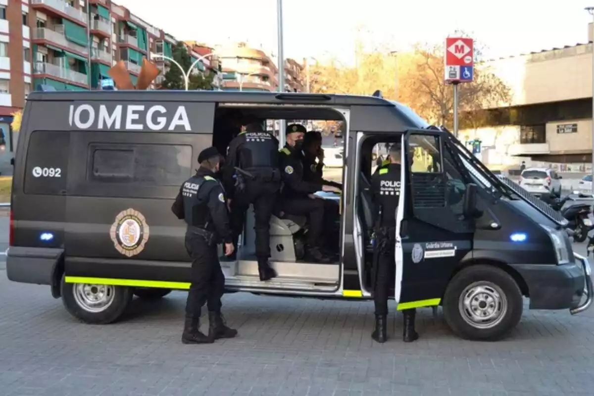 Foto de una furgoneta de la Guardia Urbana de Badalona con varios agentes