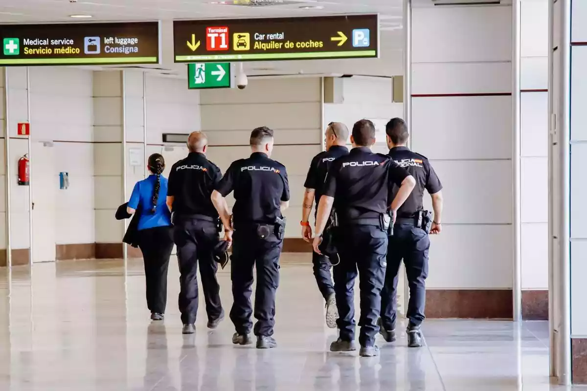 Foto de varios agentes de la Policía Nacional en el aeropuerto de Barajas, Madrid