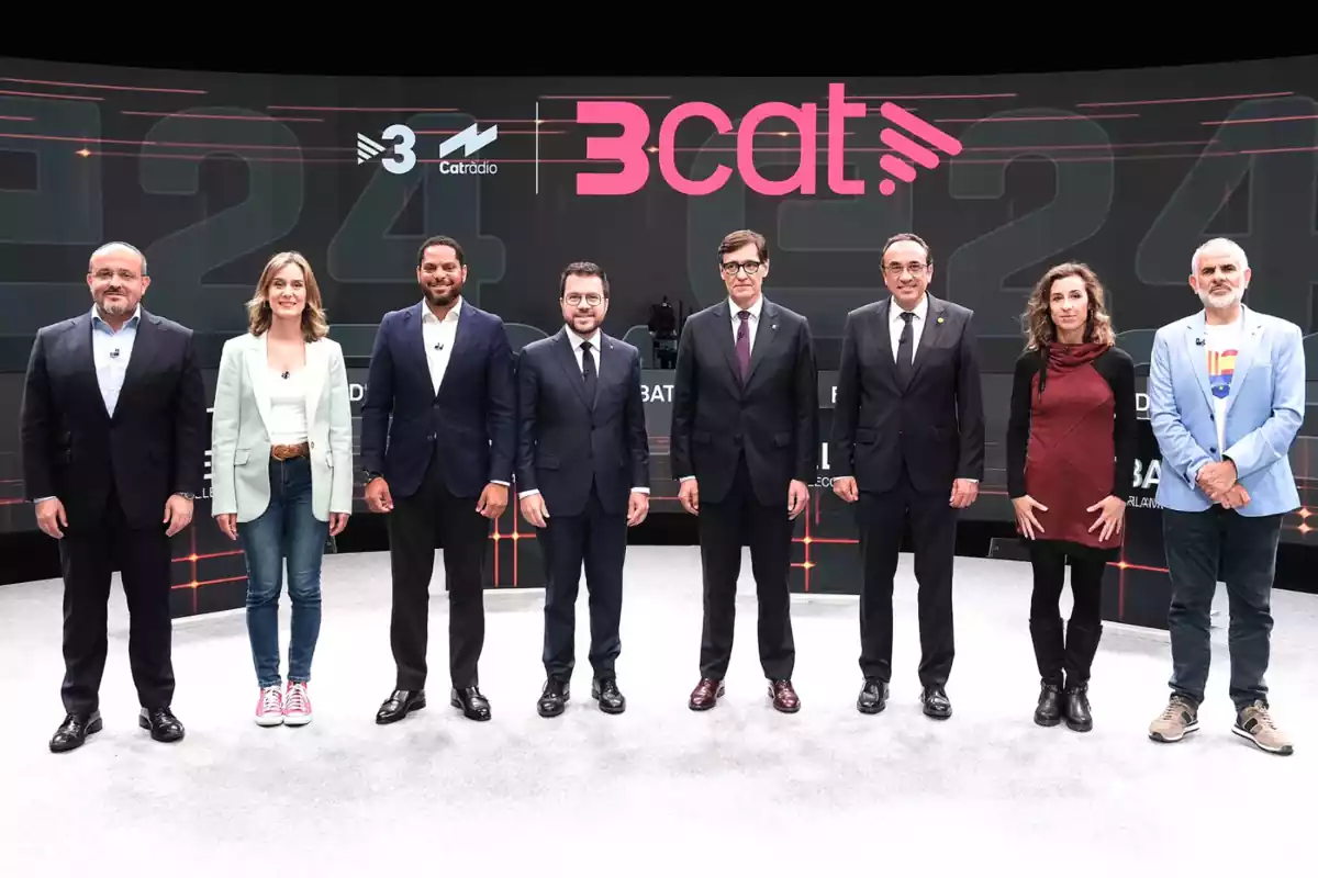Plano general de los candidatos a la presidencia de la Generalitat en fila en el plató del debate de TV3