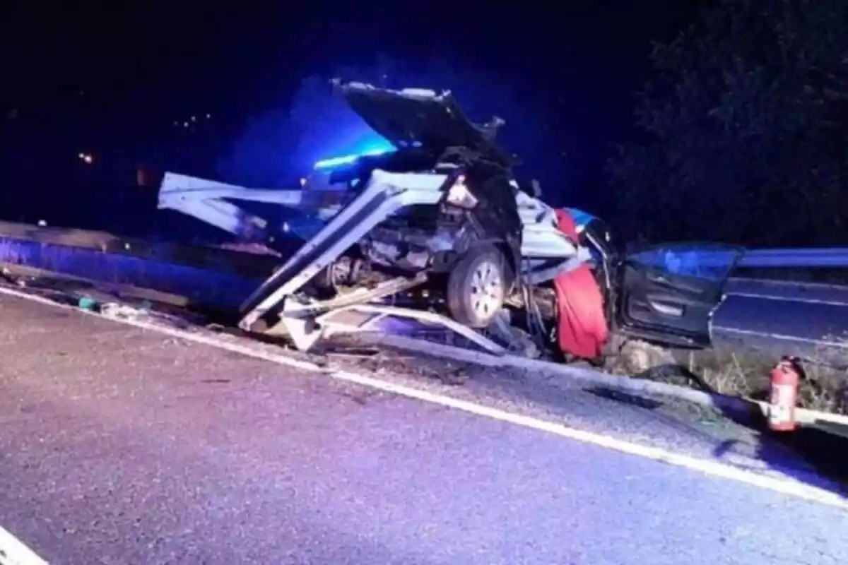 Foto del coche accidentado por un jabalí en una carretera de Chantada (Lugo)