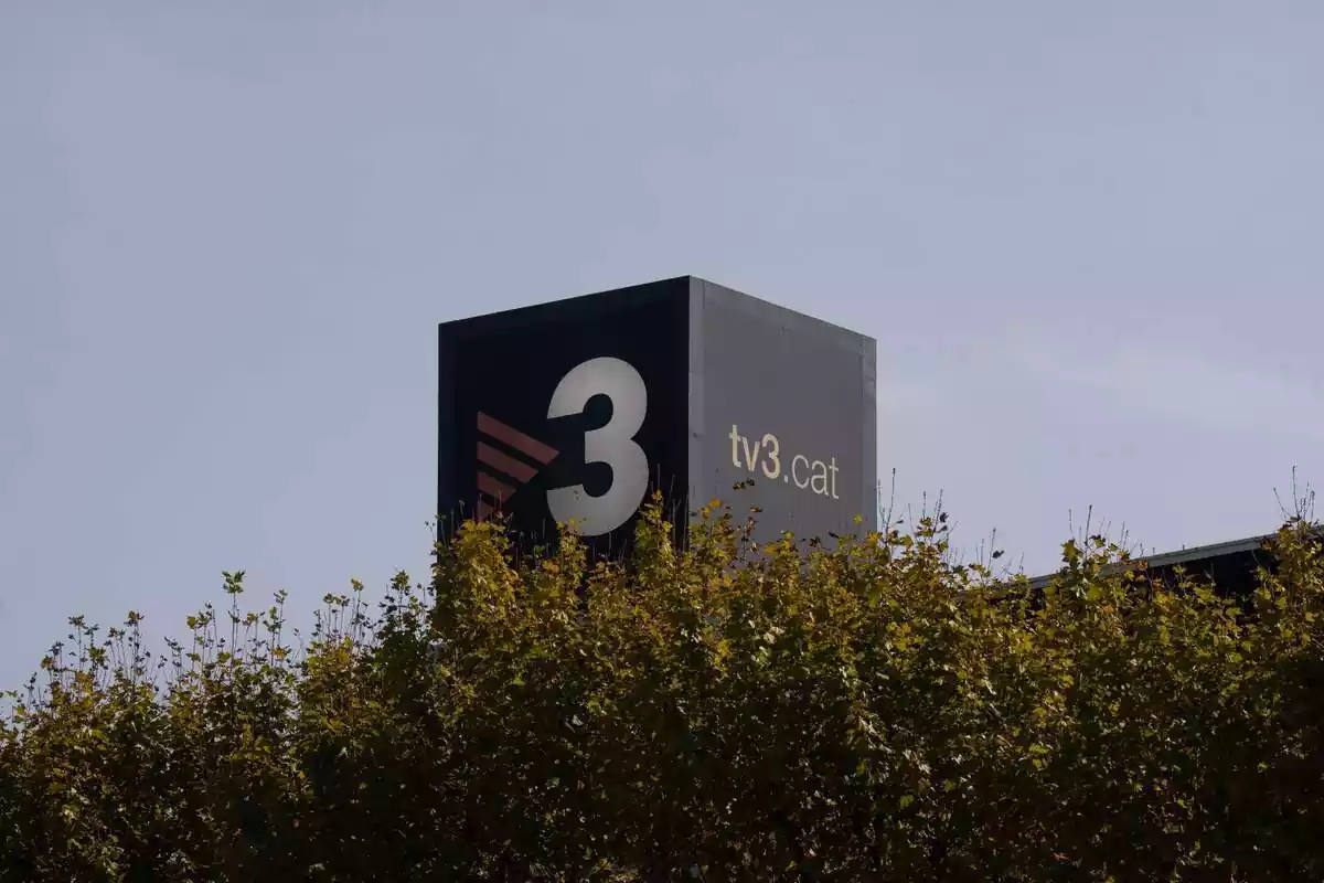Foto del exterior de los estudios de TV3 en Sant Joan Despí con el logo de la televisión