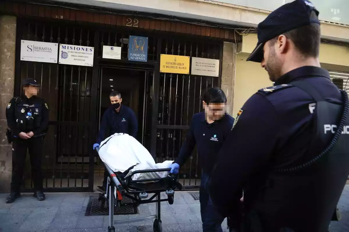 Foto del momento en el que sacan de su domicilio al canónigo fallecido de la Catedral Valencia