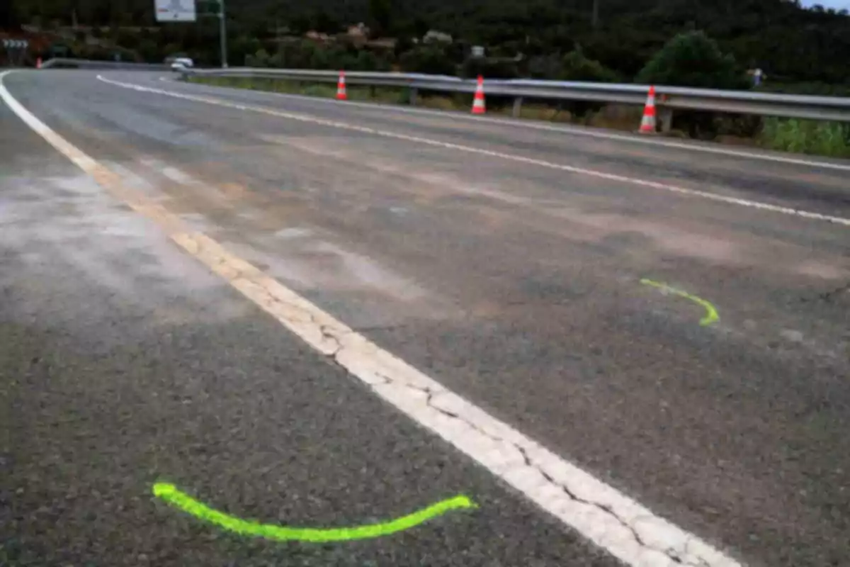 Una carretera con conos de tráfico y marcas de pintura verde. Una carretera con conos de tráfico y marcas de pintura verde.