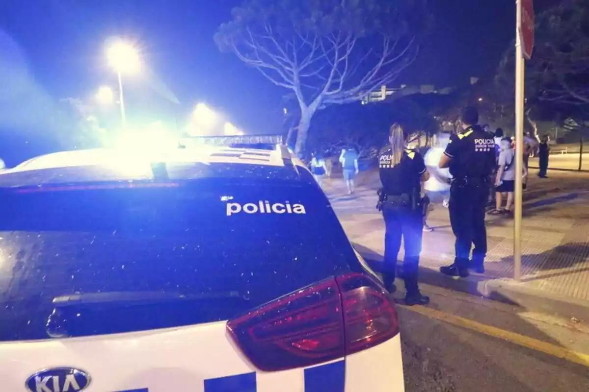 Foto de la Policia Local de Blanes y dos agentes.