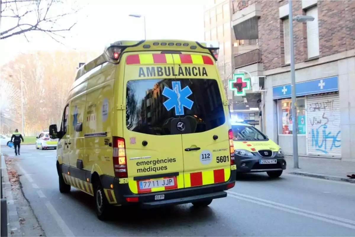 Foto de una ambulancia del SEM circulando por una carretera.