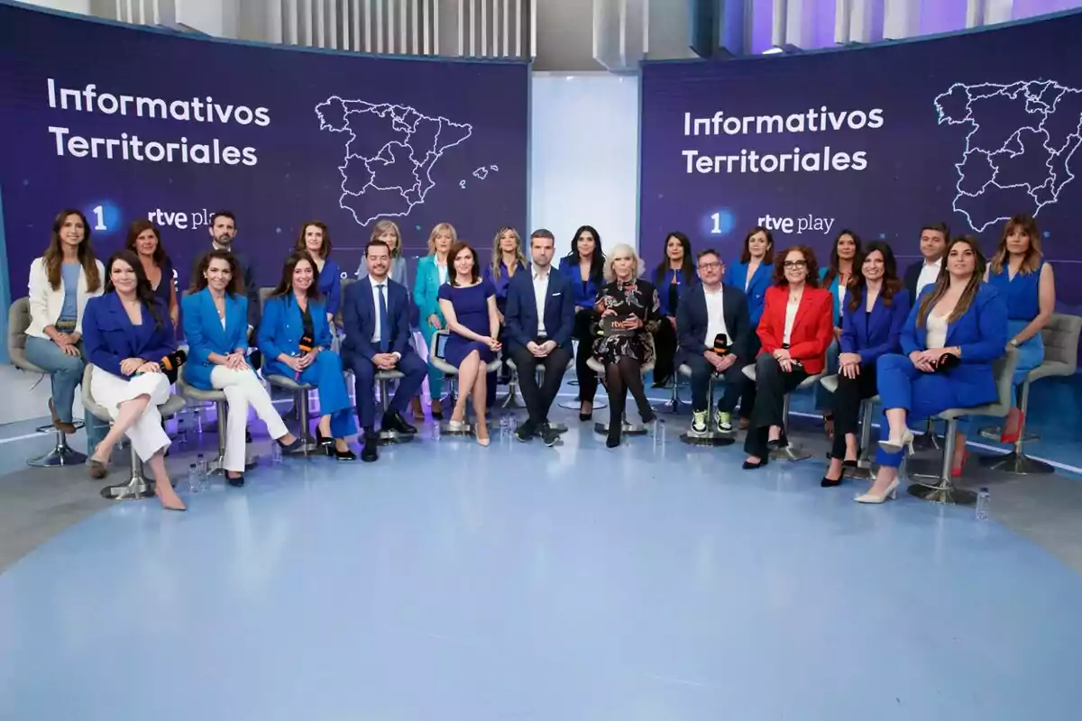 Un grupo de presentadores y periodistas encabezado por Sergio Calderón y María Eizaguirre posan en un estudio de televisión con pantallas al fondo que muestran el texto Informativos Territoriales y un mapa de España
