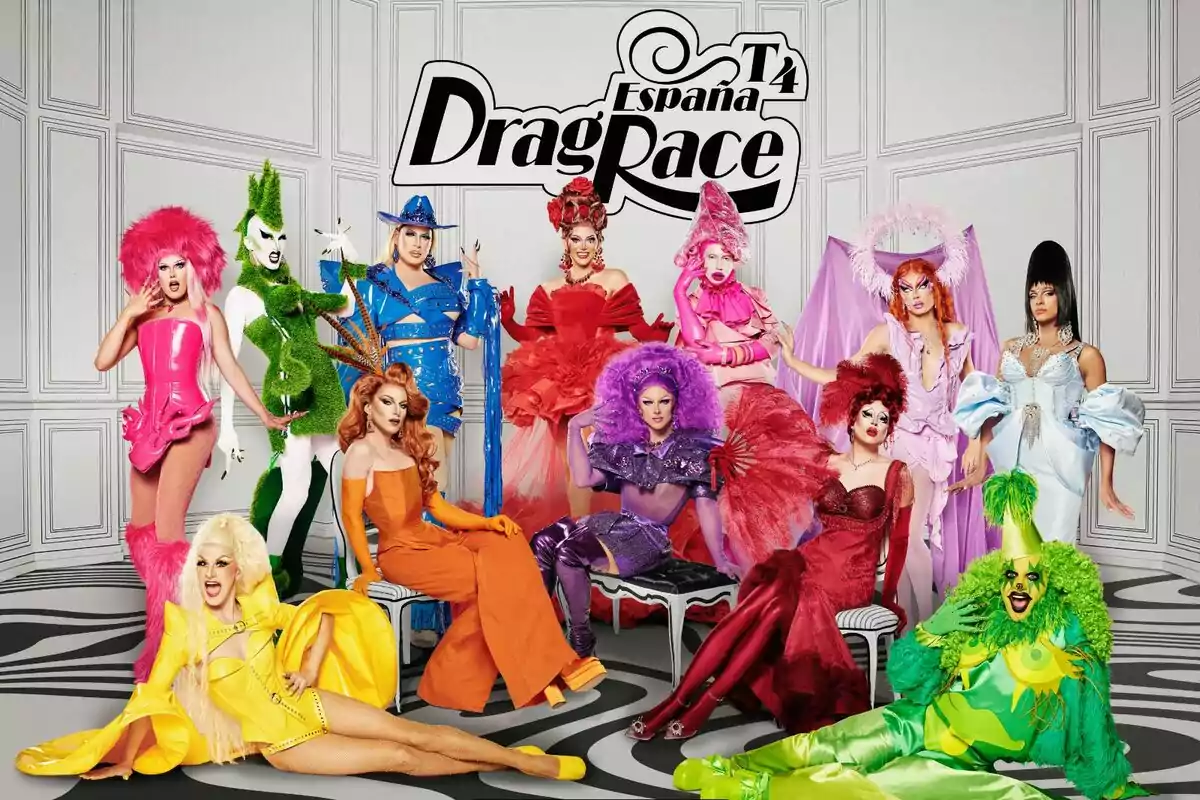 Un grupo de drag queens posando con trajes coloridos y extravagantes frente a un fondo con el logo de "Drag Race España T4": aparecen Angelita la Perversa, Chloe Vittu, Dita Dubois, Kelly Passa!?, La Niña Delantro, Le Cocó, Mariana Stars, Megui Yeillow, Miss Khristo, Porca Theclubkid, Shani Lasanta y Vampirashian