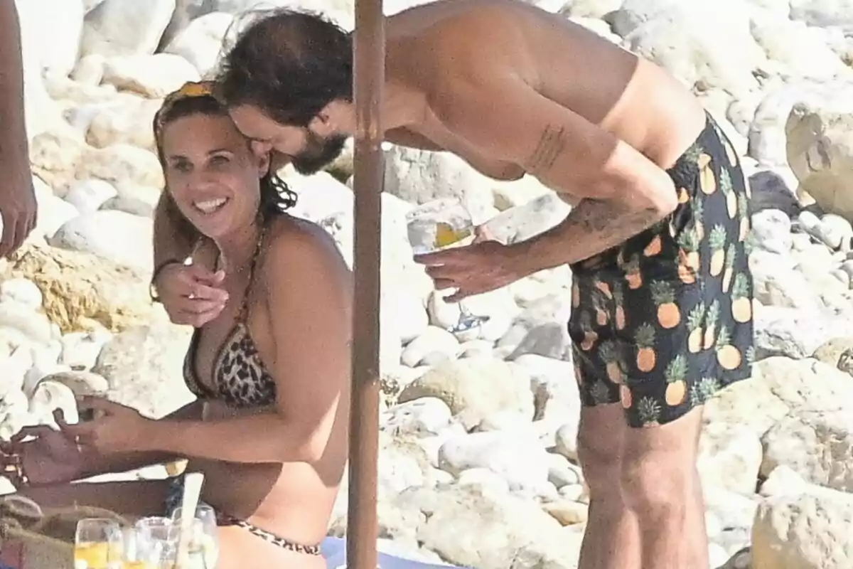 Foto de Javier Ungría abrazando a Raquel Arias en una playa de Ibiza.