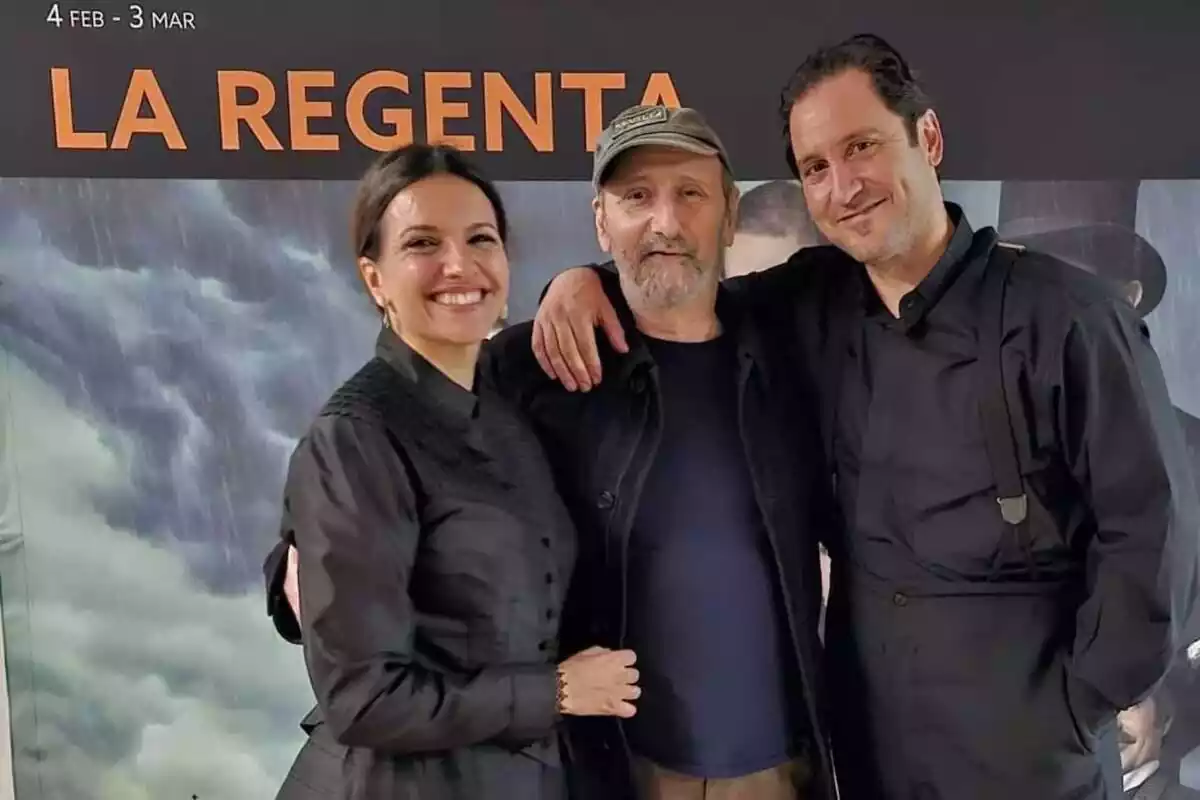 Foto de José Luis Gil junto a Ana Ruiz y Álex Gadea durante su visita a la obra de teatro 'La regenta'