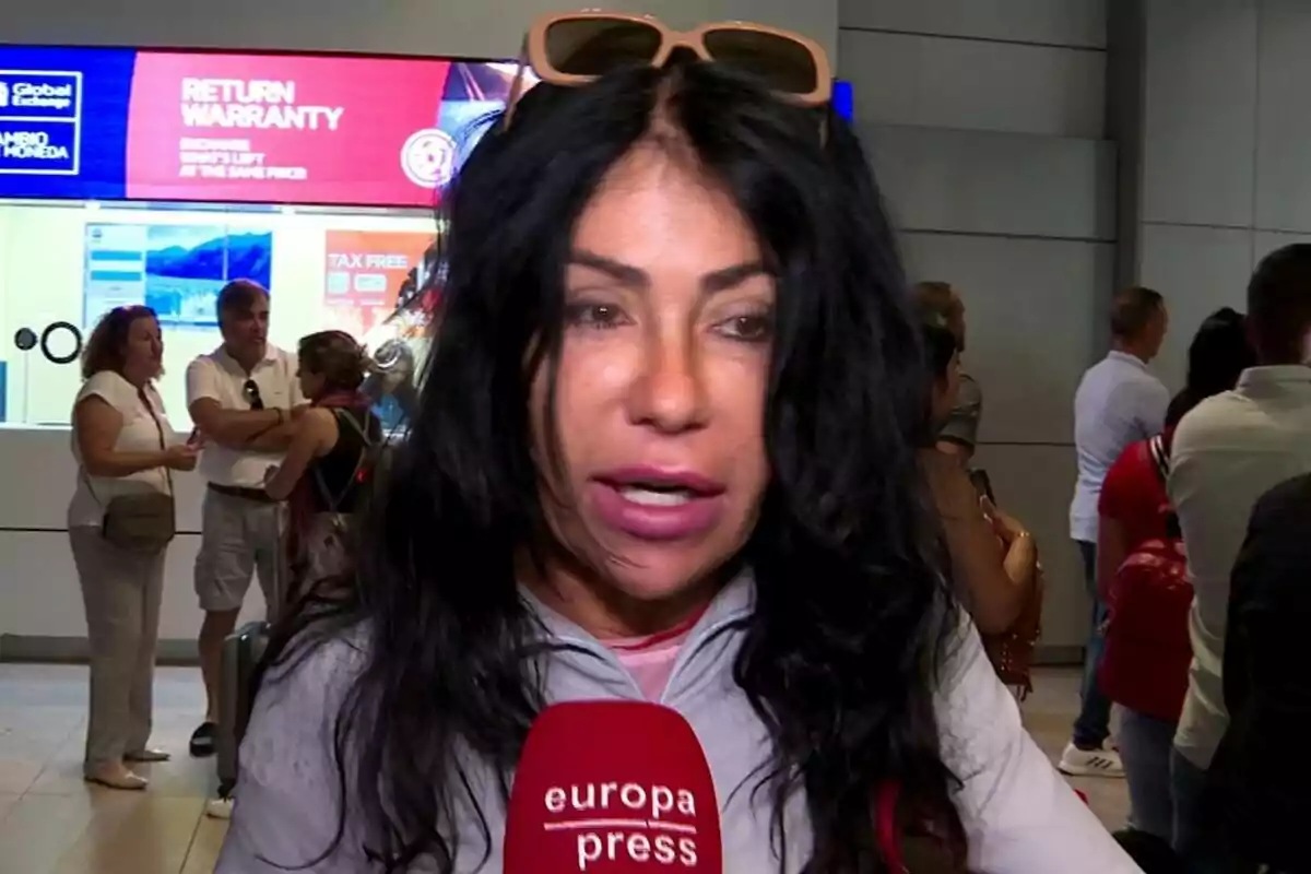 Foto de Maite Galdeano en el aeropuerto en primer plano hablando con Europa Press al regresar de Supervivientes