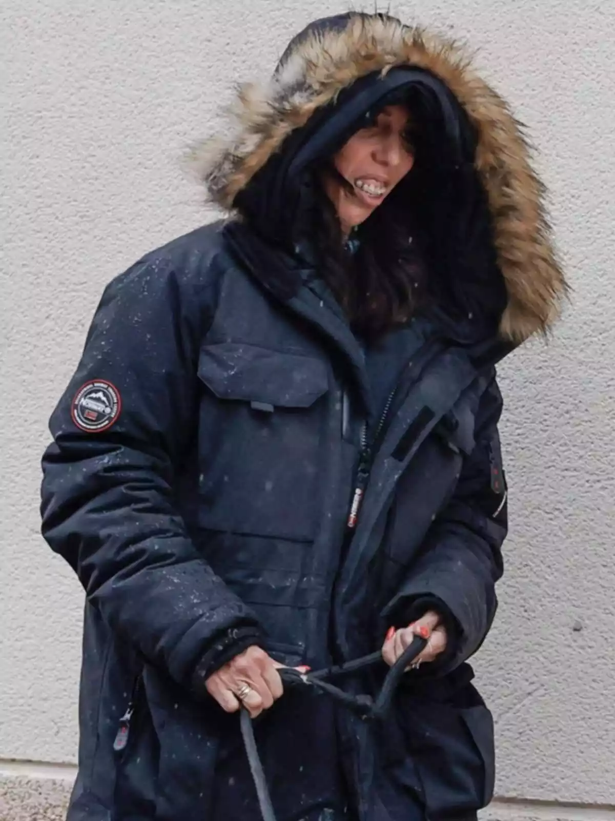 Foto de Paola Olmedo paseando a su perro por la calle con un chubasquero Foto de Paola Olmedo paseando a su perro por la calle con un chubasquero