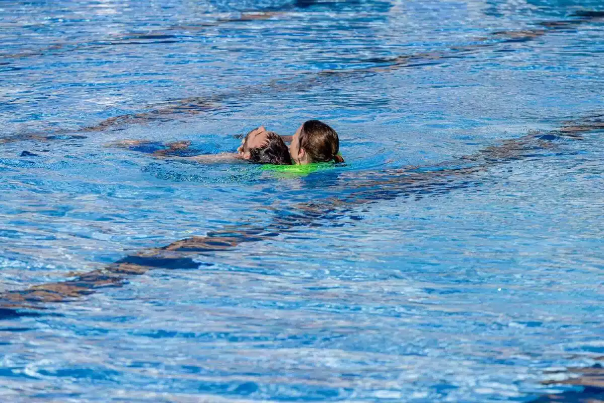 Salvamento en una piscina