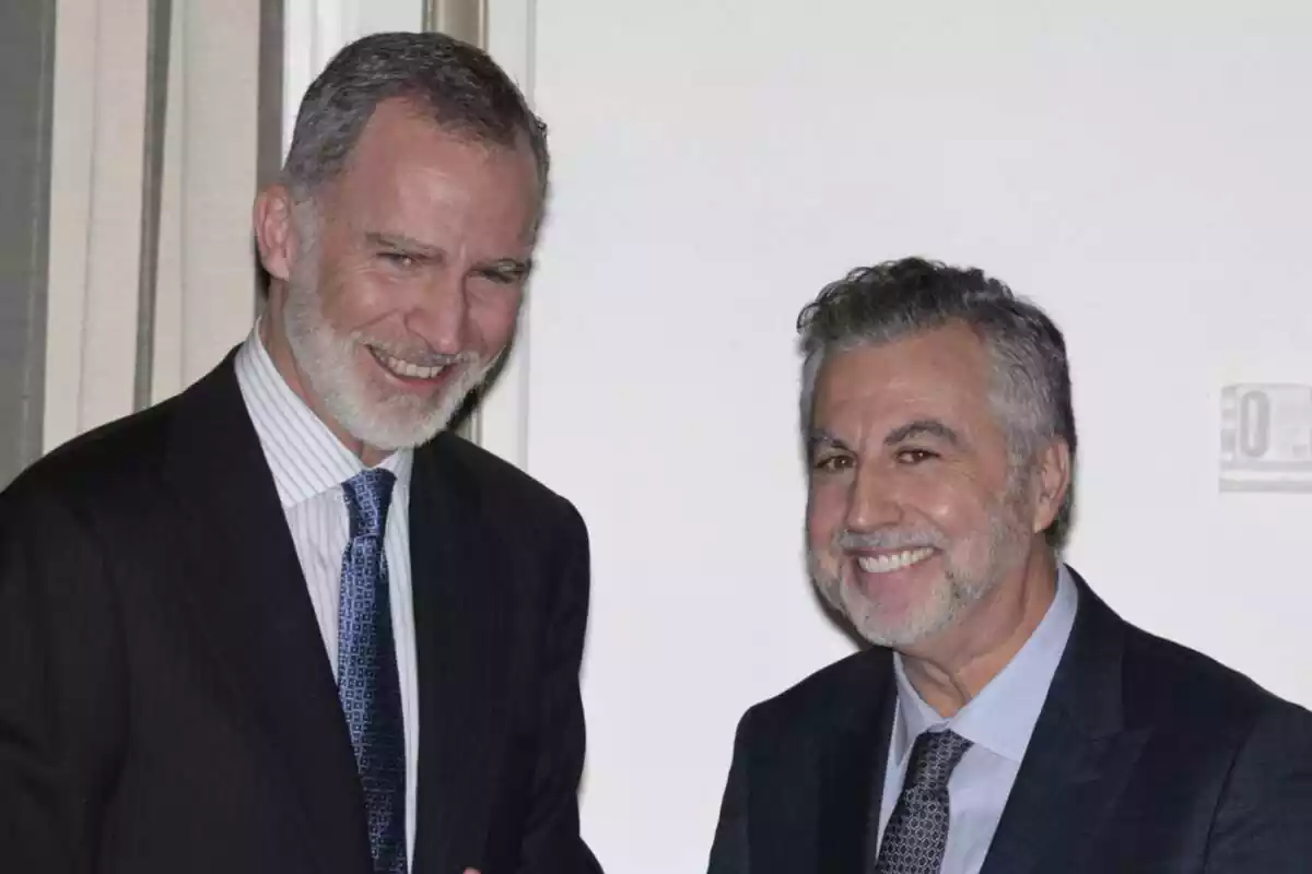 Foto del rey Felipe VI con el periodista Carlos Alsina durante la entrega del premio de Periodismo "Francisco Cerecedo"