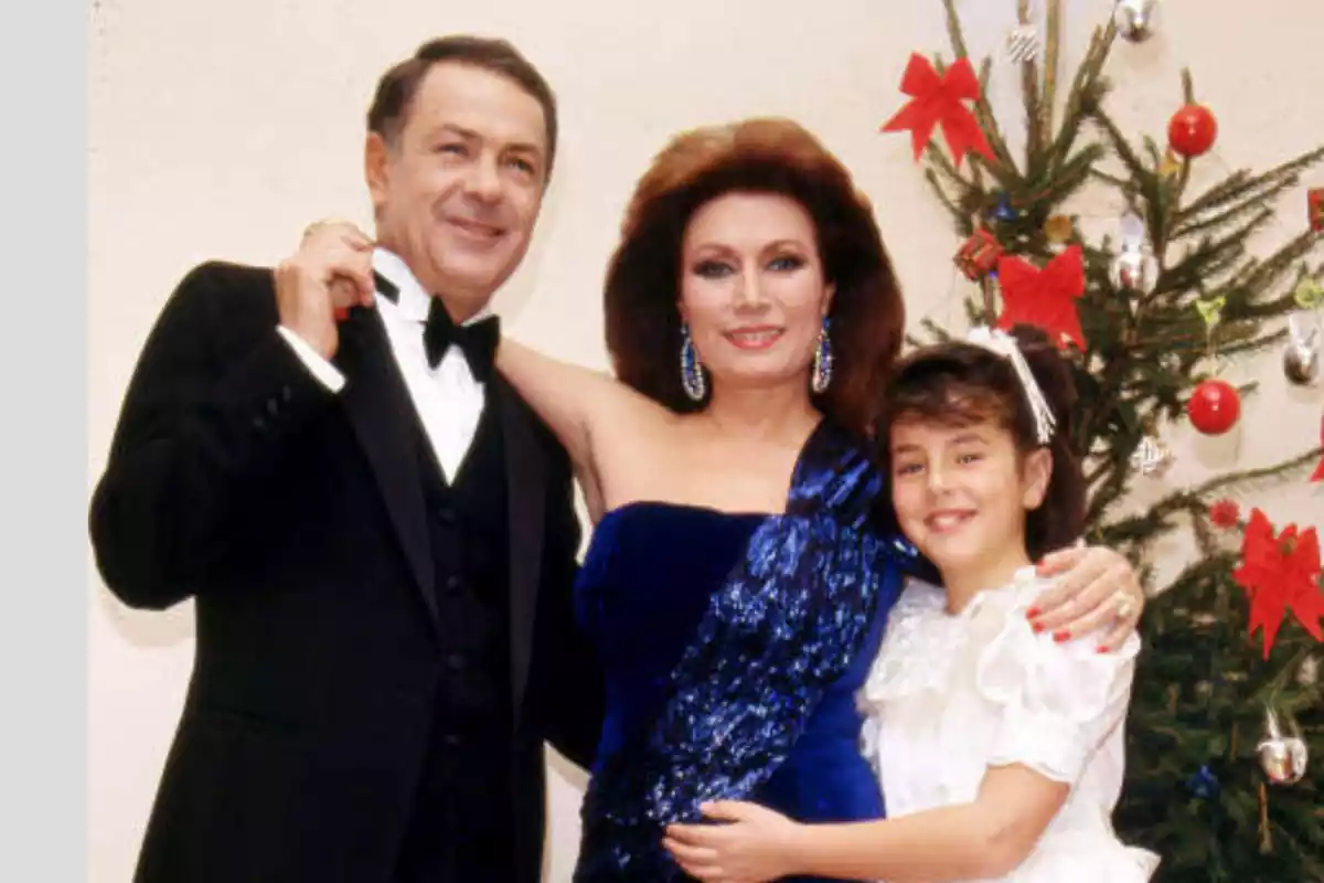Pedro Carrasco, Rocío Jurado y su hija Rocío Carrasco celebrando la navidad en 1989