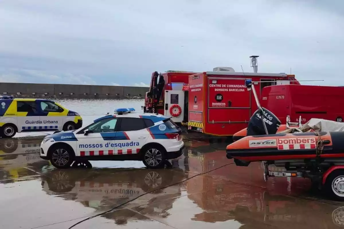 Foto de los Mossos, Bombers y Guardia Urbana de Barcelona el rescate de la persona desaparecida en el mar del Fòrum de Barcelona