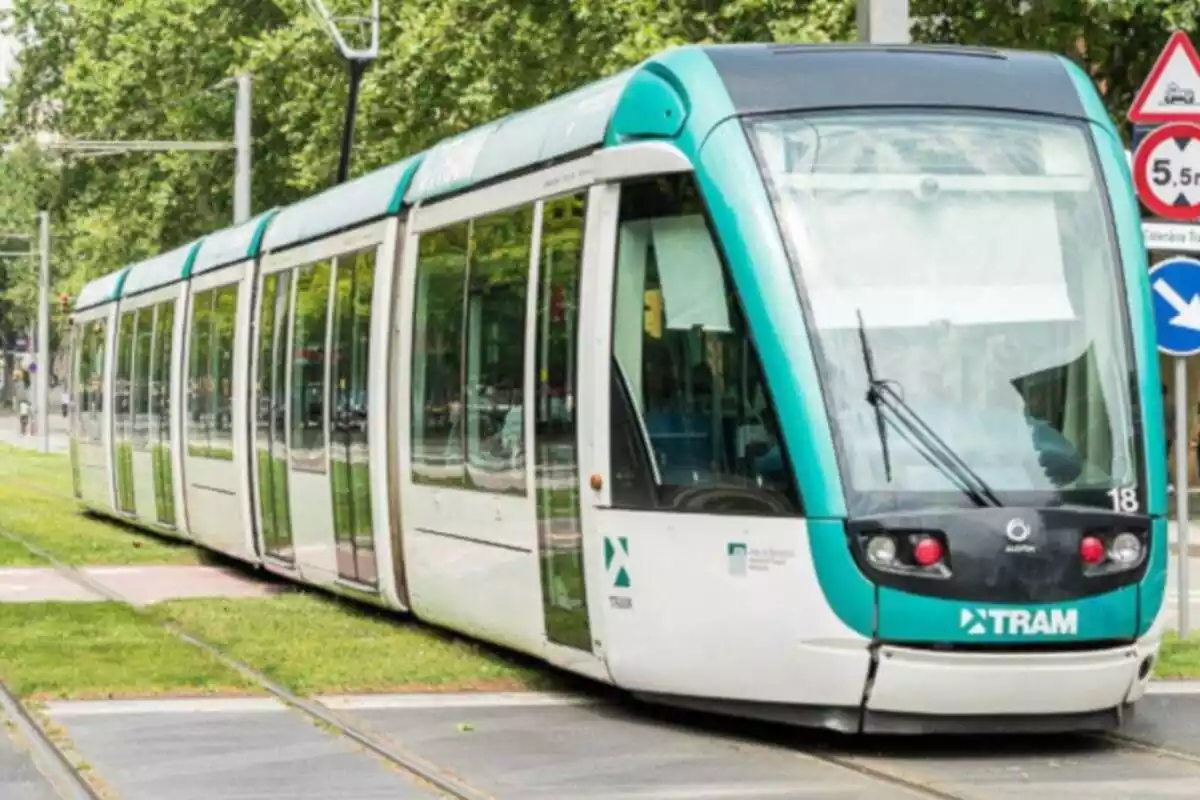 Foto del Tram de Barcelona circulando por la ciudad