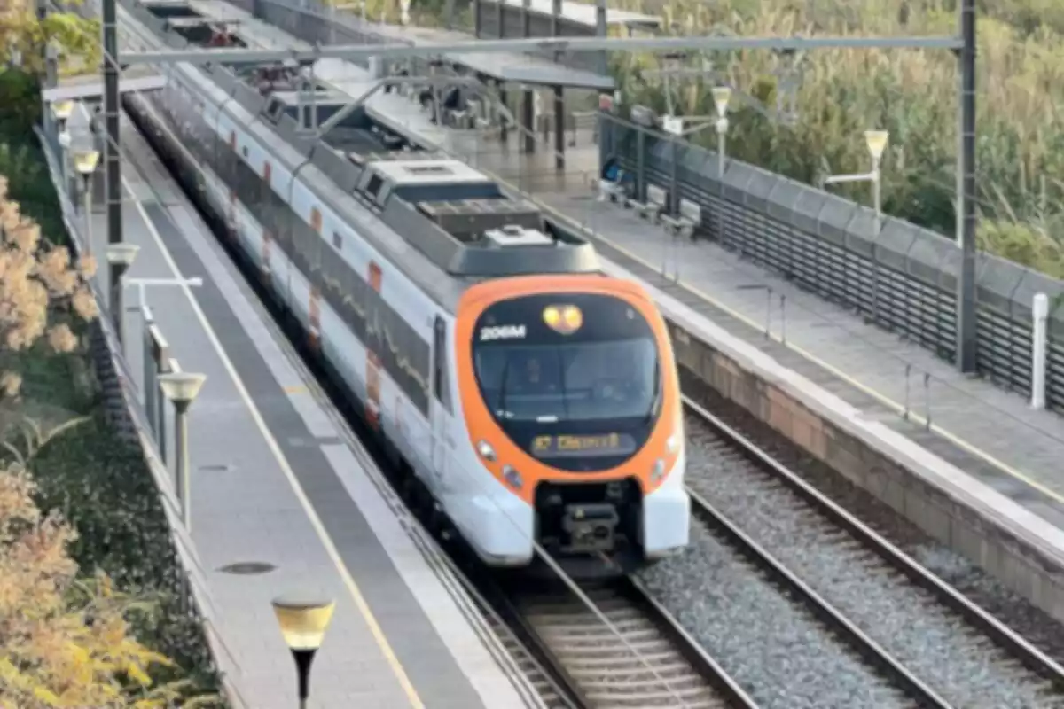 Foto de un tren de Rodalies de Cataluña circulando