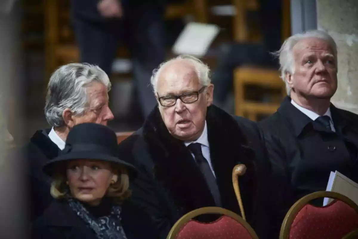 Foto de Víctor Manuel de Saboya entre los asistentes a un funeral en Bélgica Foto de Víctor Manuel de Saboya entre los asistentes a un funeral en Bélgica