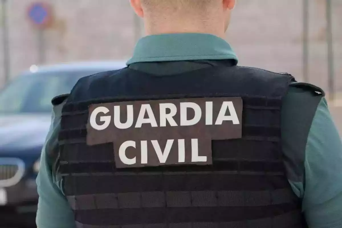 Guardia Civil dando la espalda