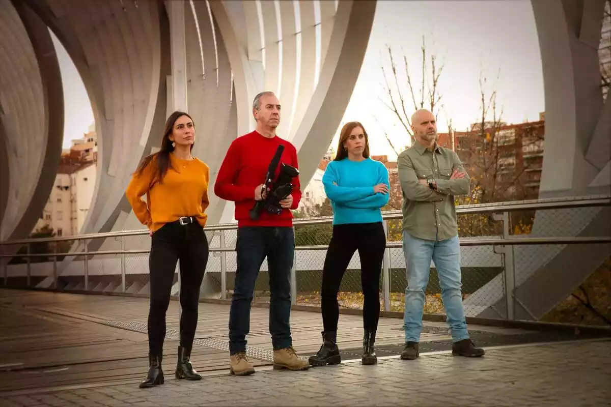 Posado de Nacho Medina con una cámara, Fanny Boehm, Adolfo Zarandieta y Silvia Ruiz en el regreso de Callejeros