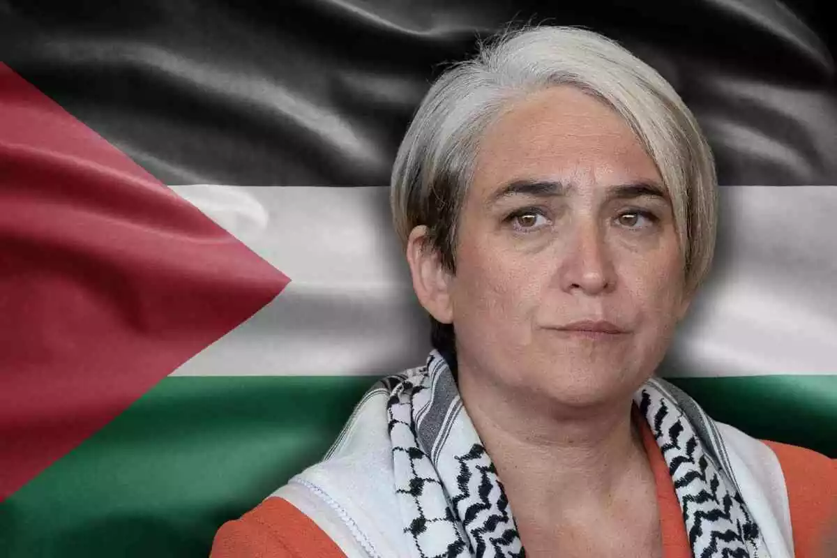 Fotomontaje de Ada Colau al frente y de fondo la bandera de Palestina