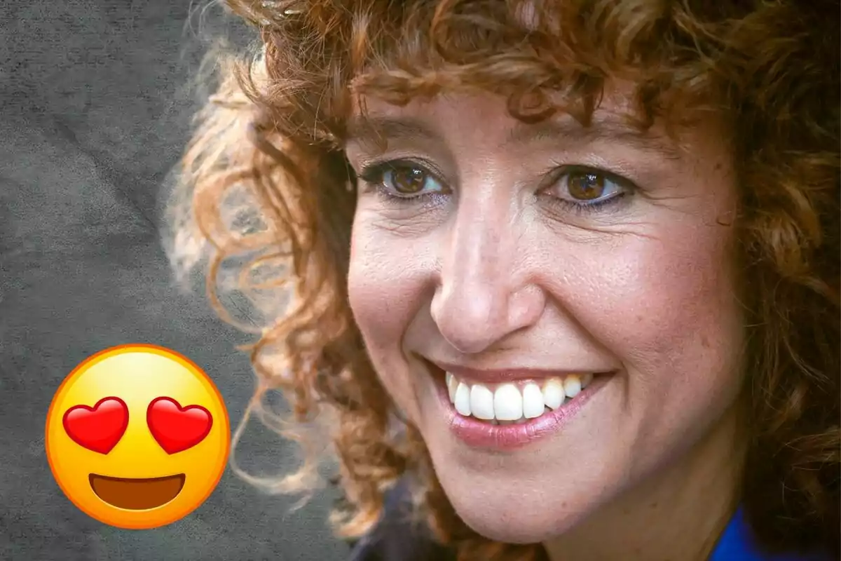 Fotomontaje de un primer plano de Agnès Marquès sonriendo con un emoticono de corazones