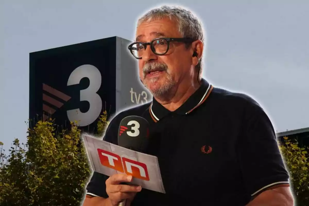 Un hombre con gafas sostiene un micrófono frente a un edificio con el logo de TV3.