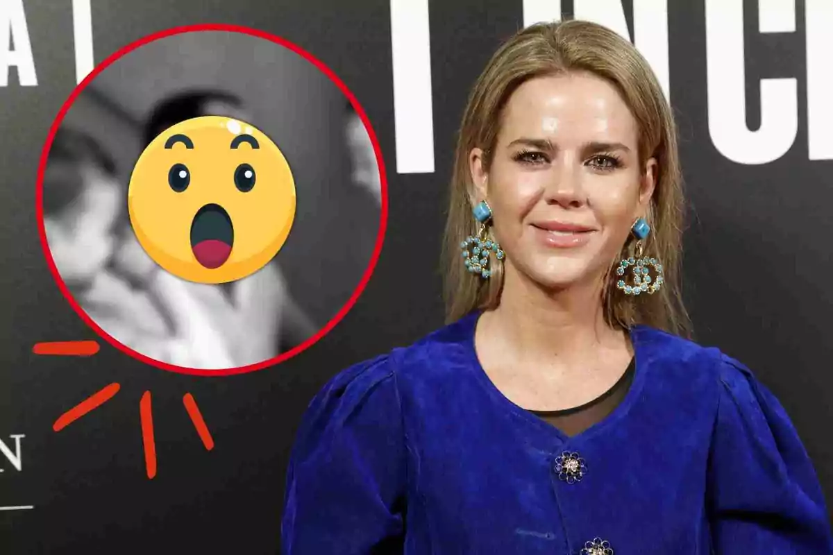 Amelia Bono con vestido azul y aretes grandes posando frente a un fondo negro con un círculo rojo que contiene un emoji sorprendido.